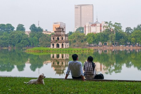 hoan-kiem-lake-with-the-famous-turtle-pagoda_559845319