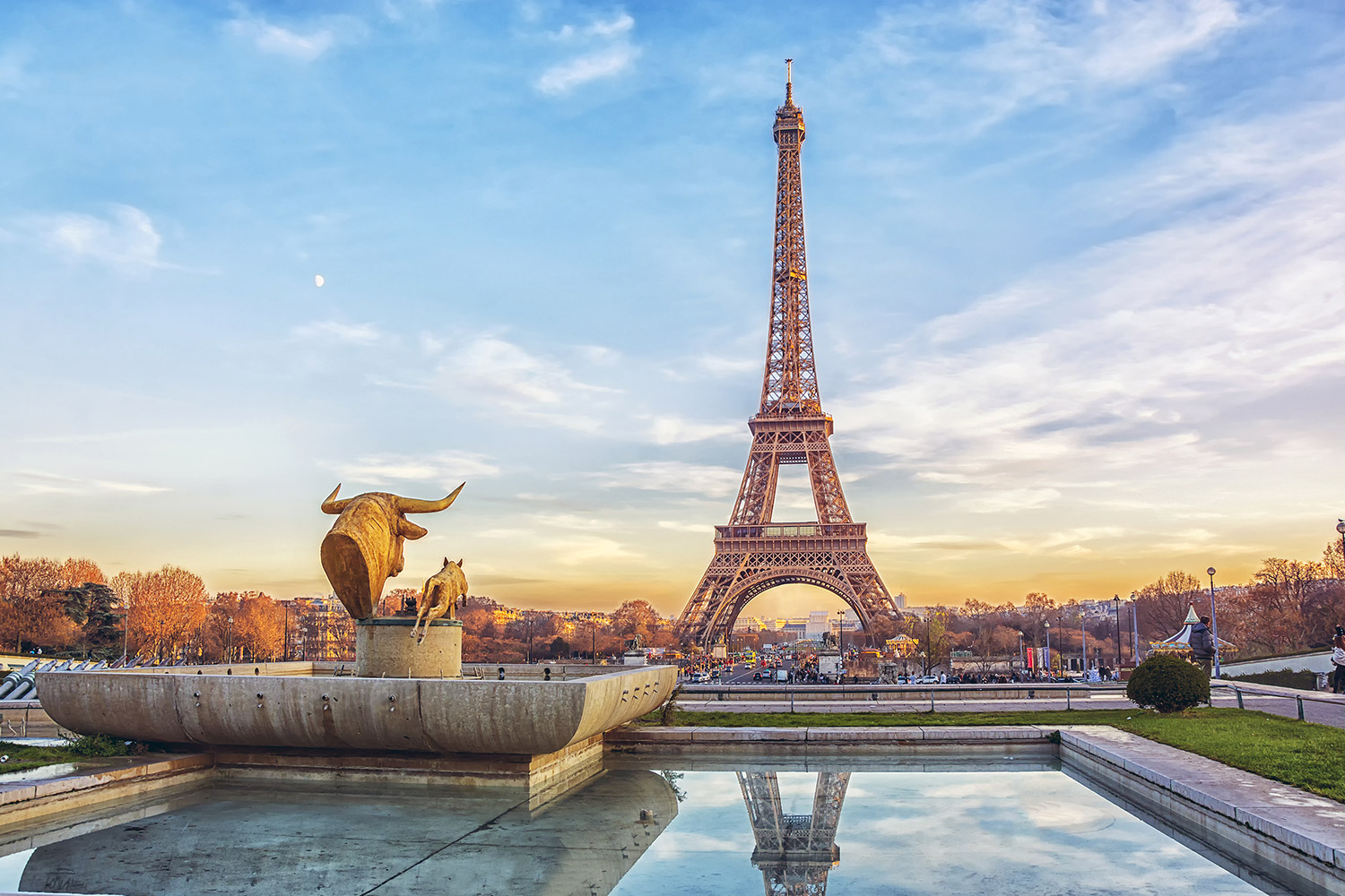 eiffel-tower-at-sunset-in-paris-france-romantic-travel-background 610241159