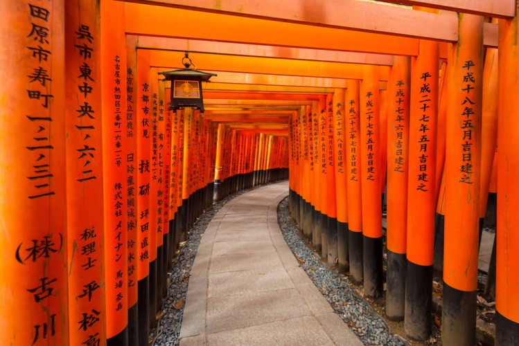 fushimi-inari-shrine-torii-gates 750 500