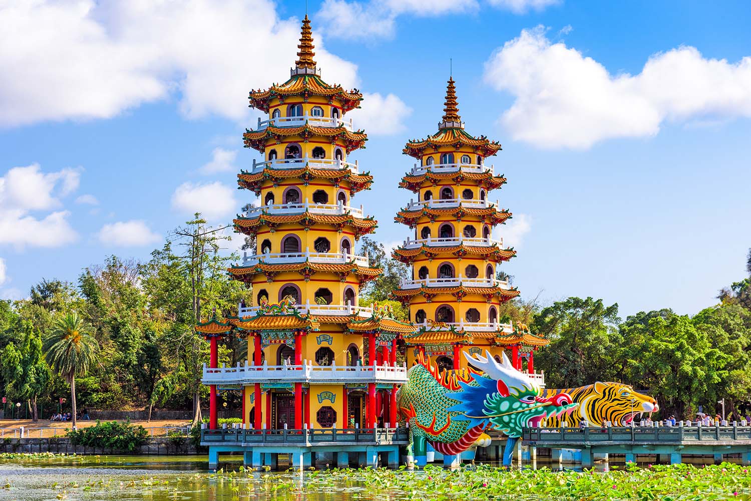 Kaohsiung-Taiwan-Dragon-and-Tiger-Pagodas-at-Lotus-Pond  634722569